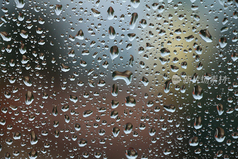 雨点落在窗户上，雨天