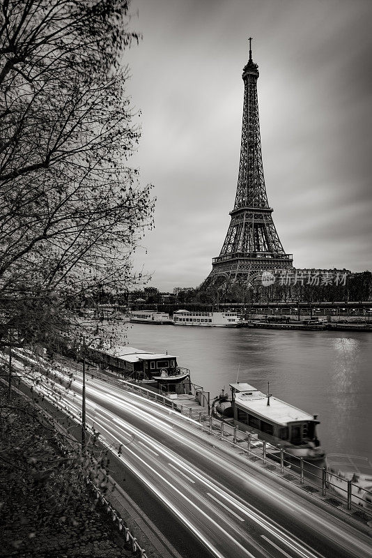 清晨的埃菲尔铁塔和塞纳河，法国巴黎