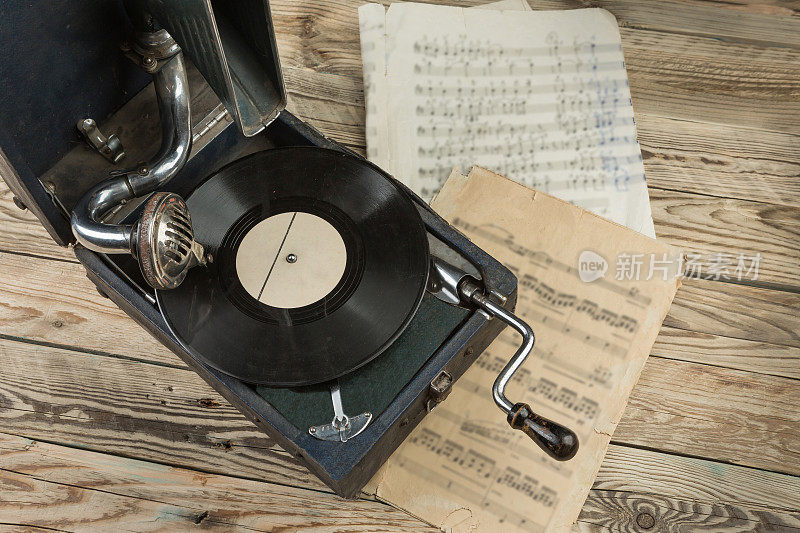 古玩老古董前播放器的黑胶唱片