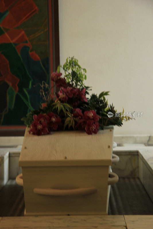 棺材上的葬礼鲜花