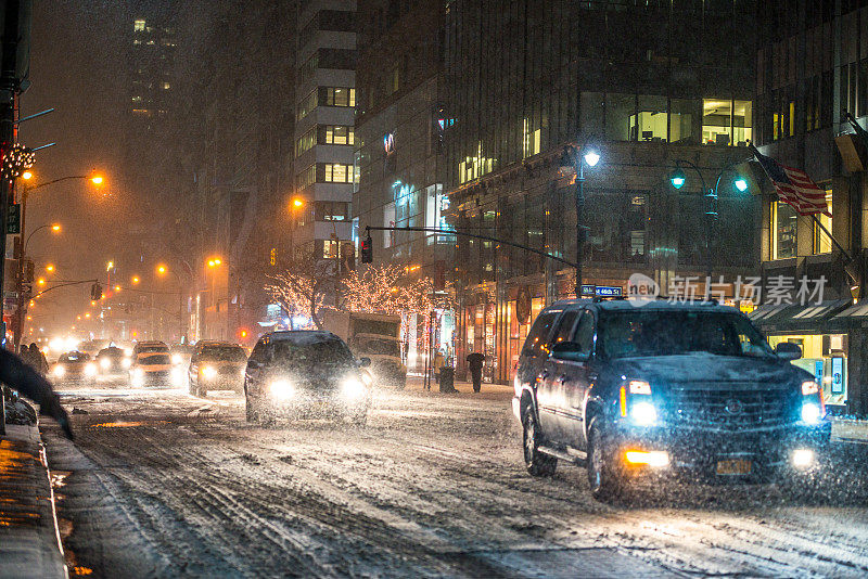 纽约有暴风雪，汽车在雪中缓慢移动