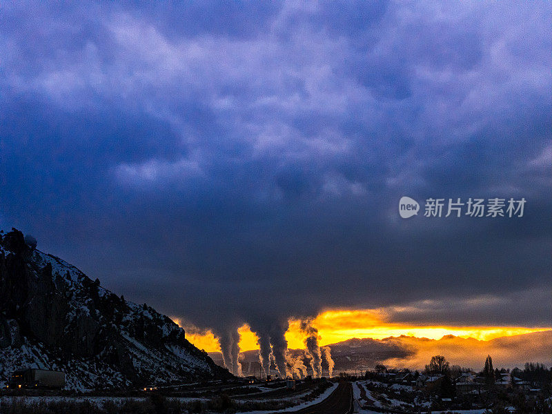 在高速公路和工厂的山区戏剧性的日出