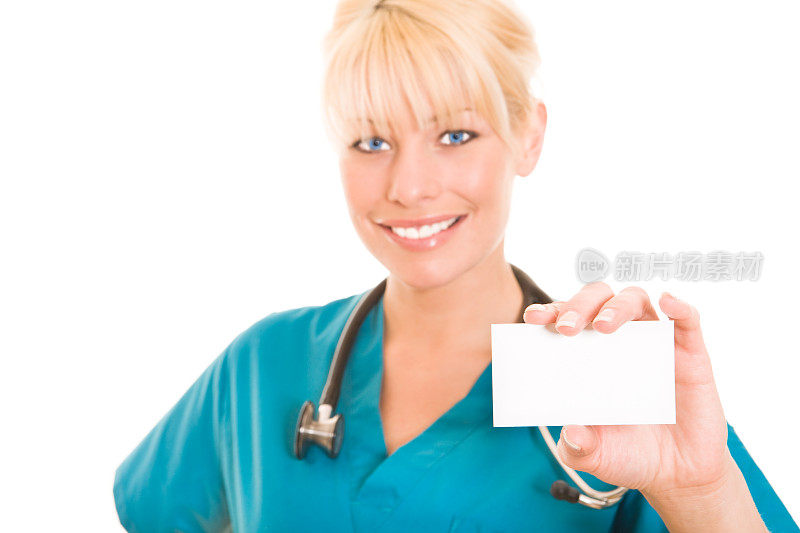 微笑的护士拿着一张名片