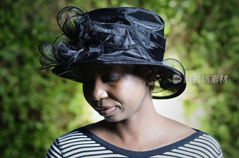 近距离的非洲裔美国妇女戴着黑帽子
