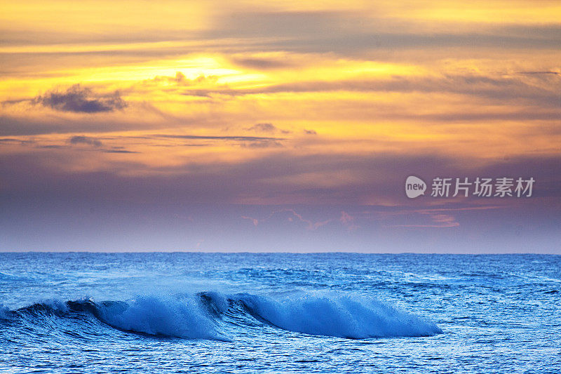 夏威夷考艾岛海浪上的日落