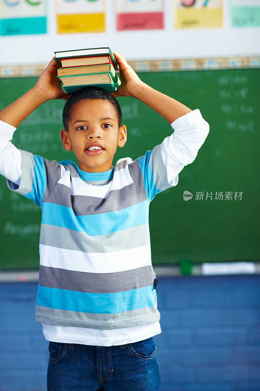 一个学童把书顶在头上