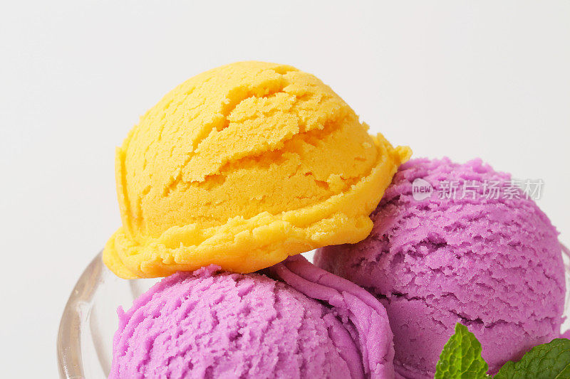 有紫色和黄色冰淇淋的玻璃杯