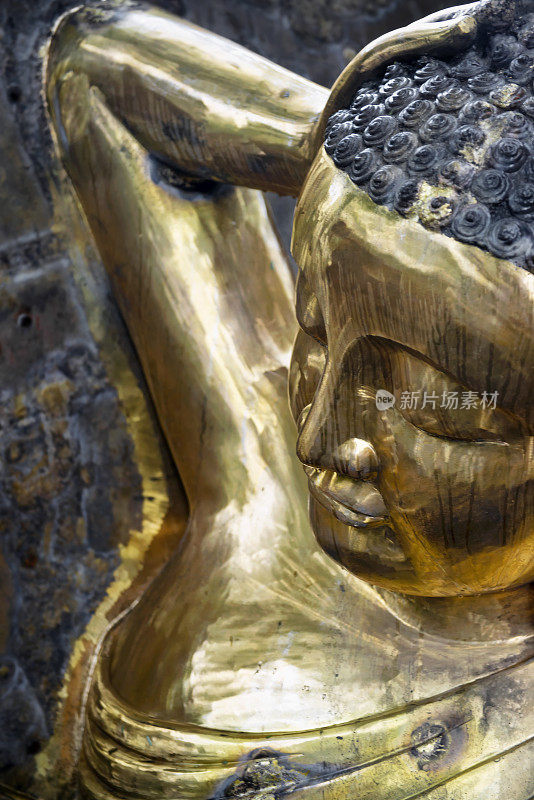 青铜铸造的一个睡觉的佛
