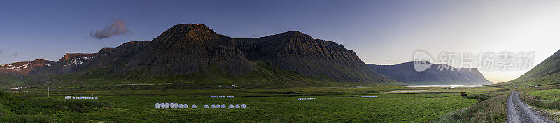 午夜太阳在北极圈山脉夏季牧场全景冰岛