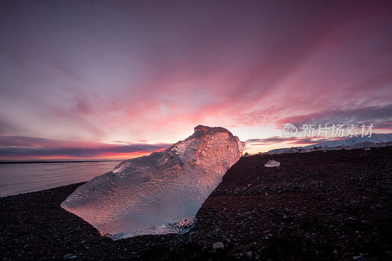 冰岛Jokulsarlon海滩上的冰山