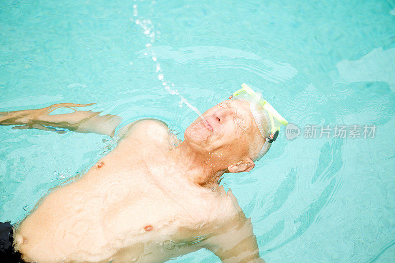 老人游泳和嬉戏吐水