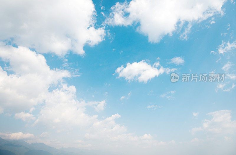 蓝色的天空和云彩作为背景