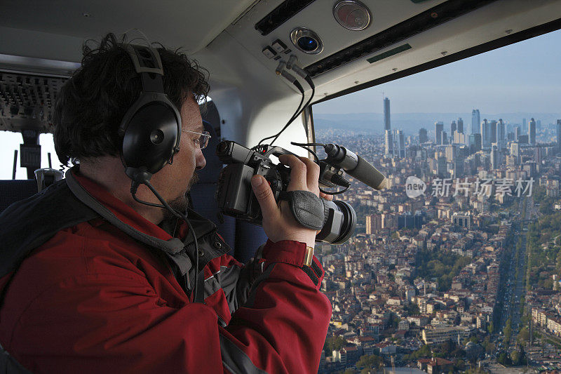 摄影师在飞行时拍摄视频