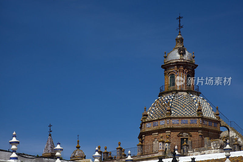 西班牙塞维利亚卡莫纳教堂的圆顶和尖顶。