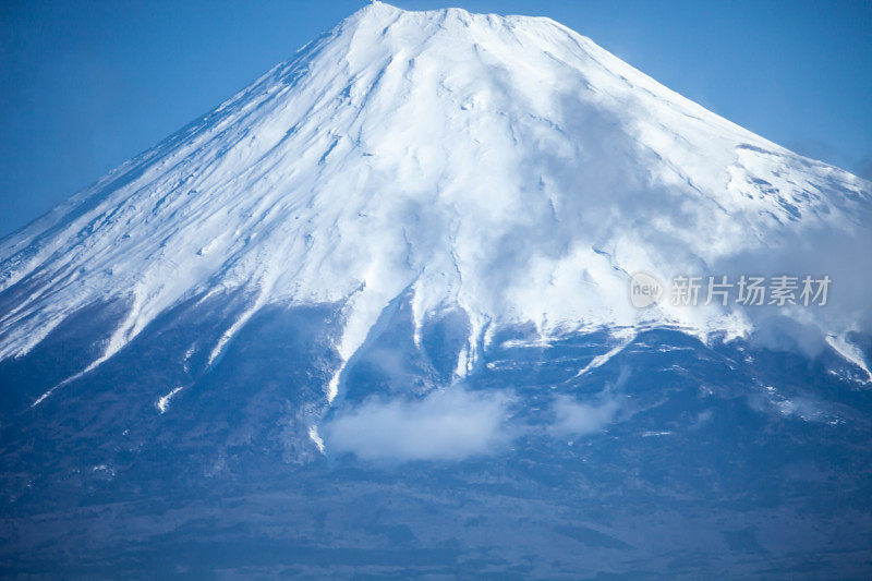 白雪皑皑的山峰仰天俯瞰