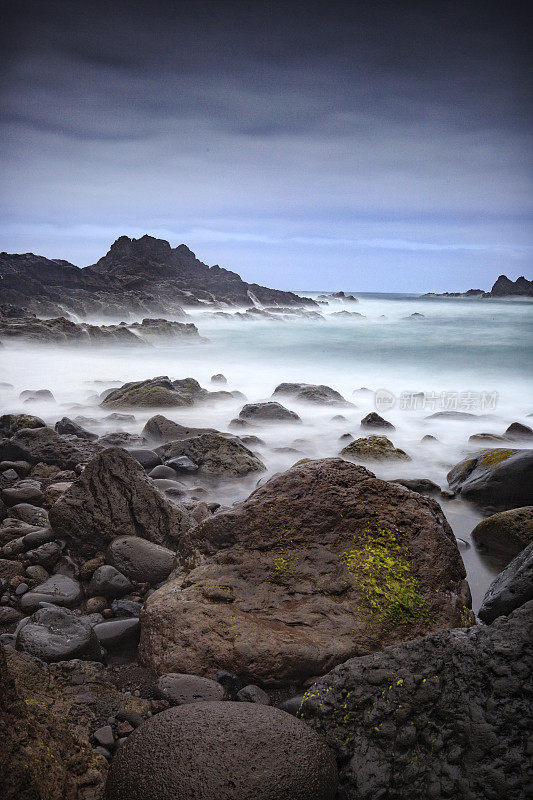 马德拉岛塞萨尔的岩石海滩的海岸风景