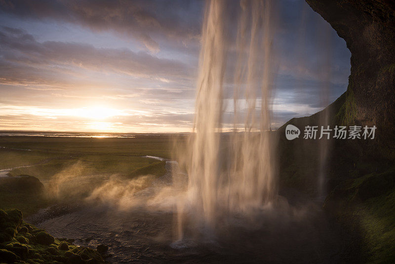 日落时分冰岛的Seljalandsfoss