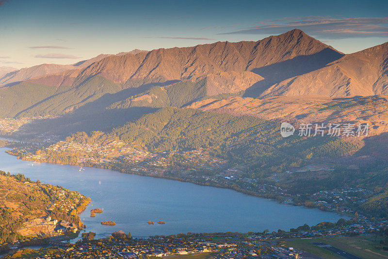 新西兰皇后镇壮观的山峰全景