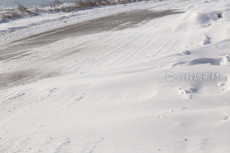 雪堆在柏油路上