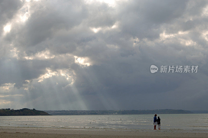 一对情侣站在沙滩上