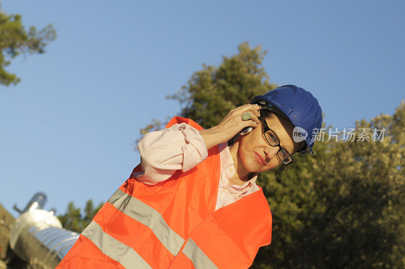 女性工程师打电话