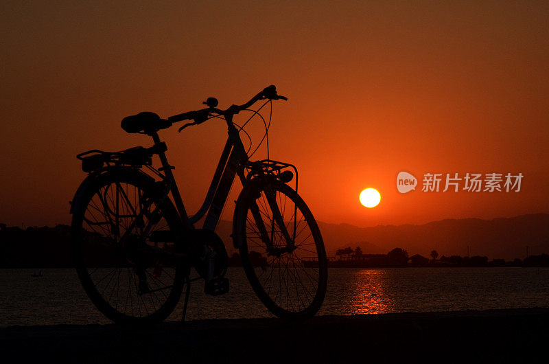 自行车在日出
