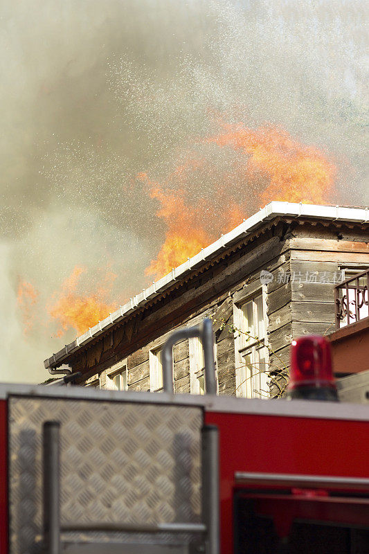 房子附近的消防车着火了