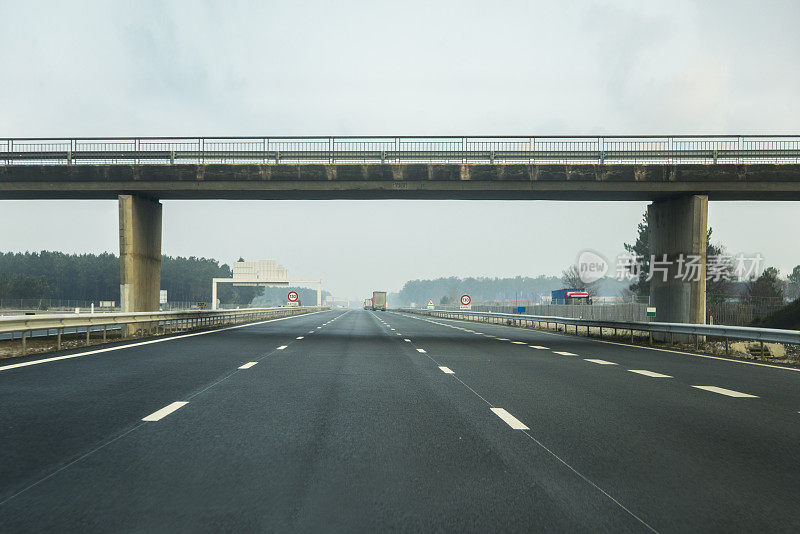 空的高速公路