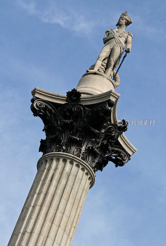 在特拉法加广场向上看纳尔逊的圆柱