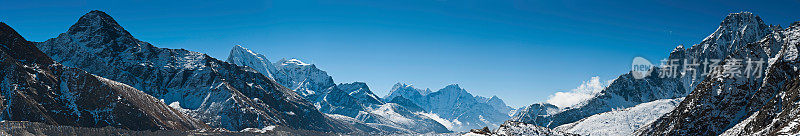 喜马拉雅山昆布高海拔山峰全景尼泊尔