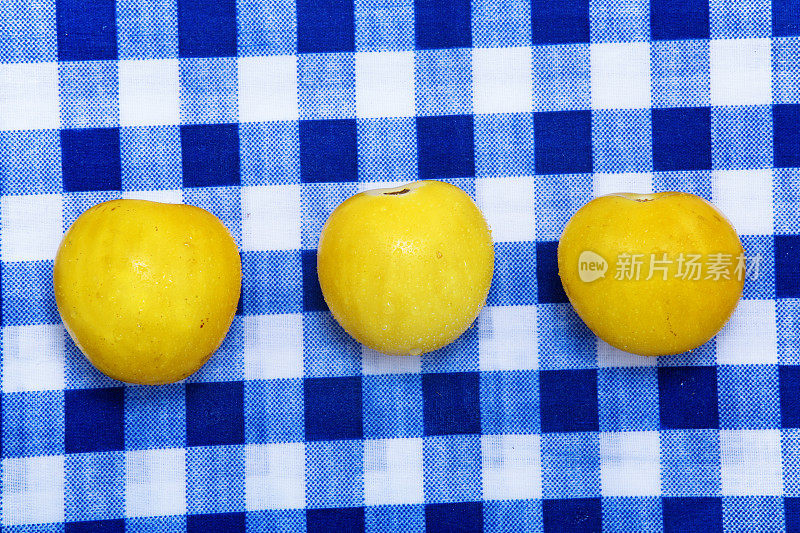 野餐桌上的樱桃番茄