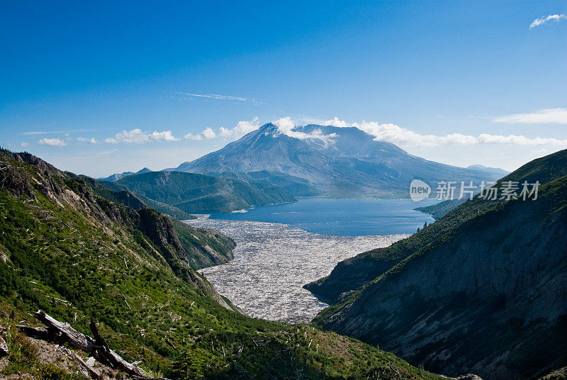 圣海伦斯山和灵湖