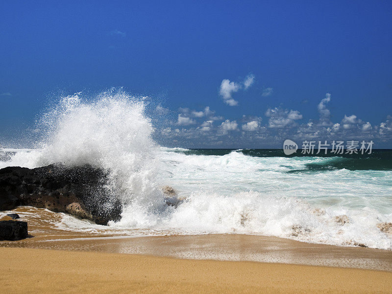 考艾岛海滩上，海浪冲入熔岩岩