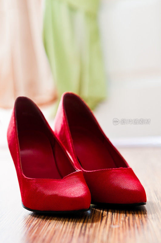红色的高跟鞋