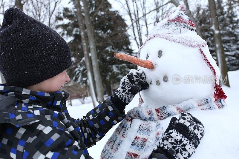 男孩做雪人