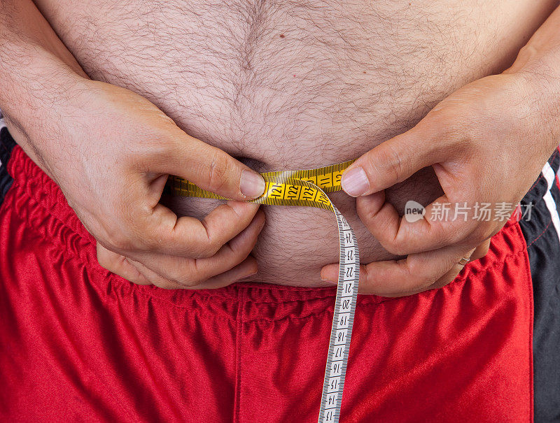 测量胖男人的肚子