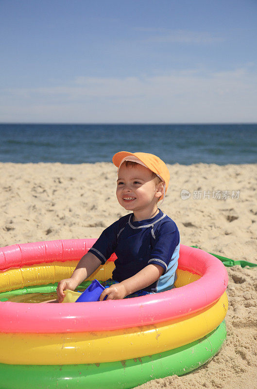 海滩上的自闭症男孩