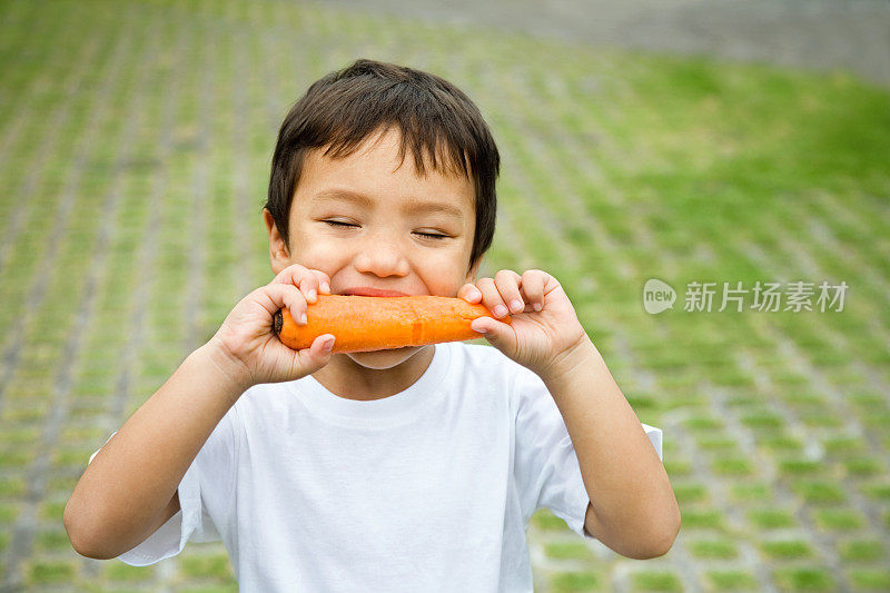 小男孩吃胡萝卜