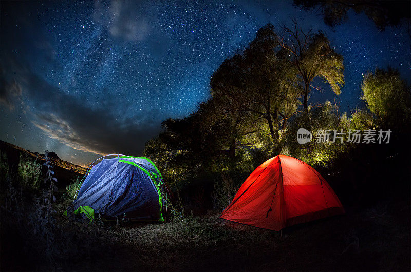 星夜下的帐篷露营