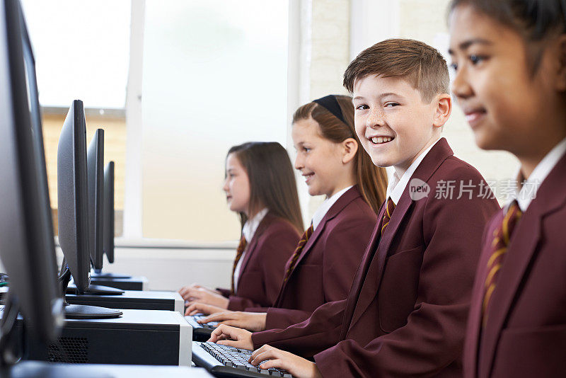 计算机课上小学生穿校服