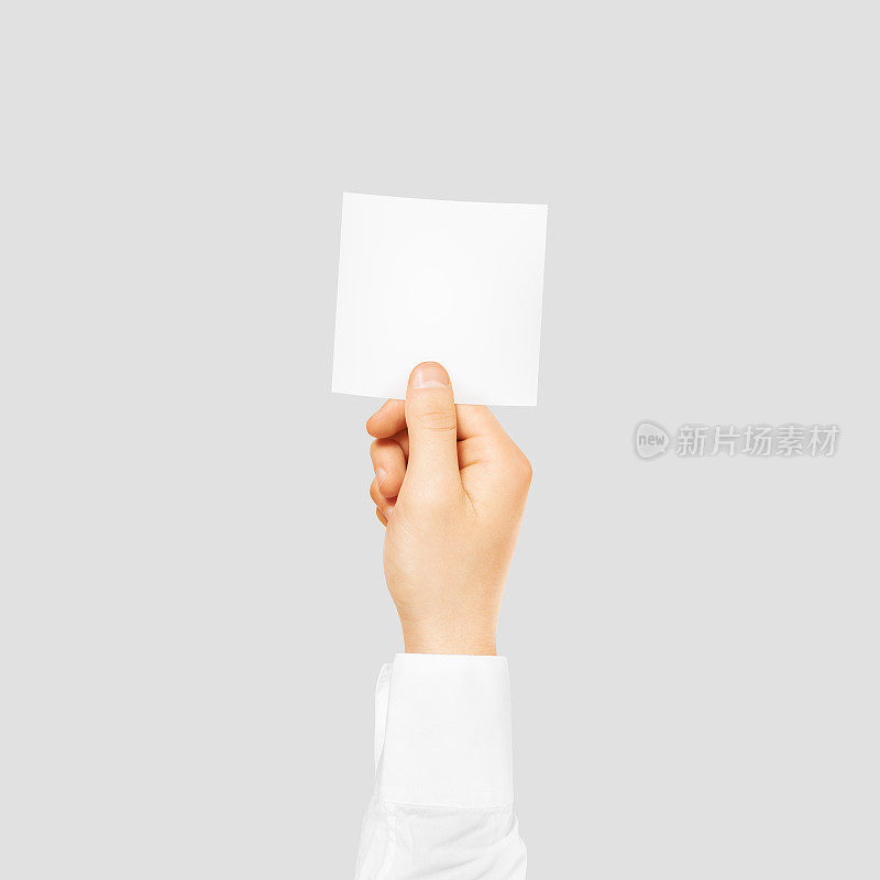 手拿着方形空白贴纸，仿造孤立上的白色贴纸