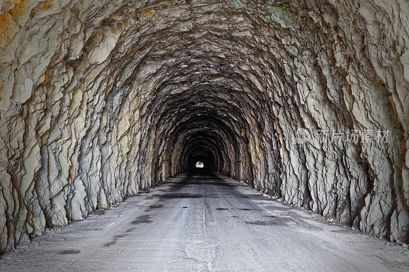 隧道开挖于阿巴布亚山脉，跨界概念