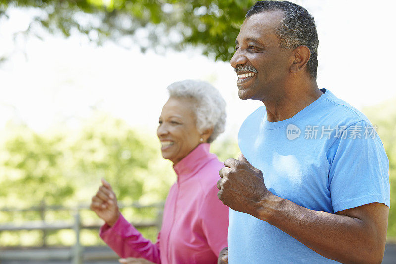 老非裔美国人夫妇在公园慢跑