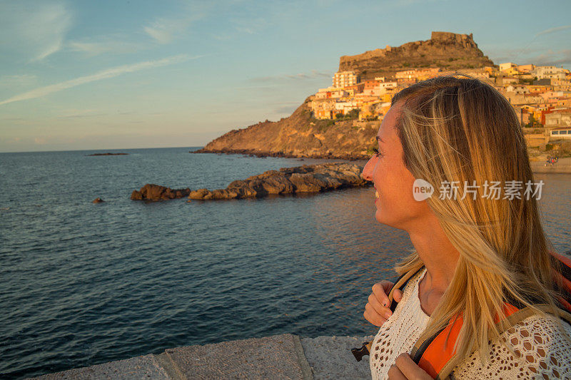 一位在意大利旅游的年轻女子在海边散步