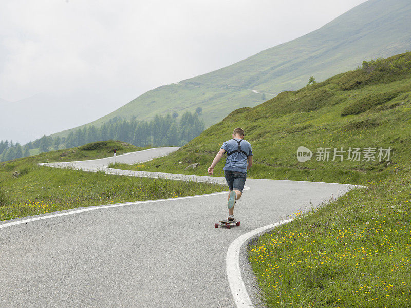 少年长木板上山路