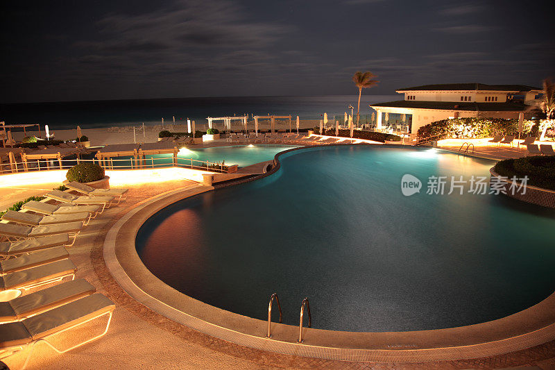 坎昆加勒比海滩度假村的夜景