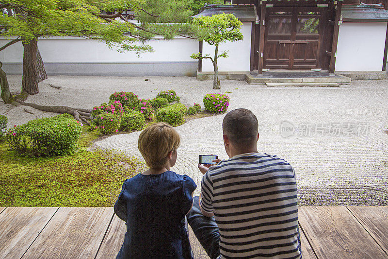 一对游客在日本寺庙花园