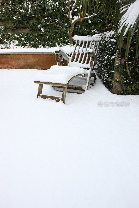 雪中的花园椅子