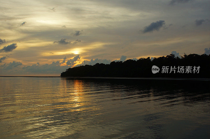 婆罗洲提加岛的日落