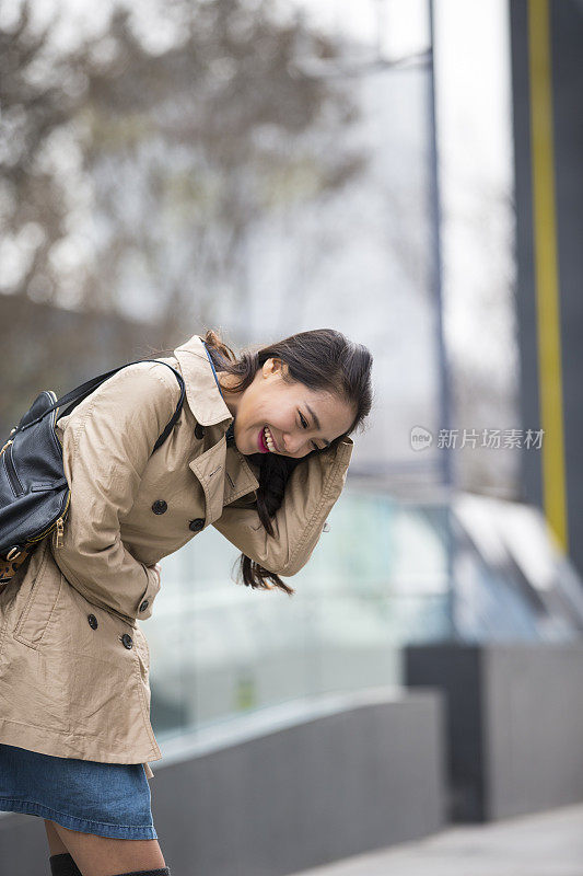 街上有个年轻漂亮的亚洲女人